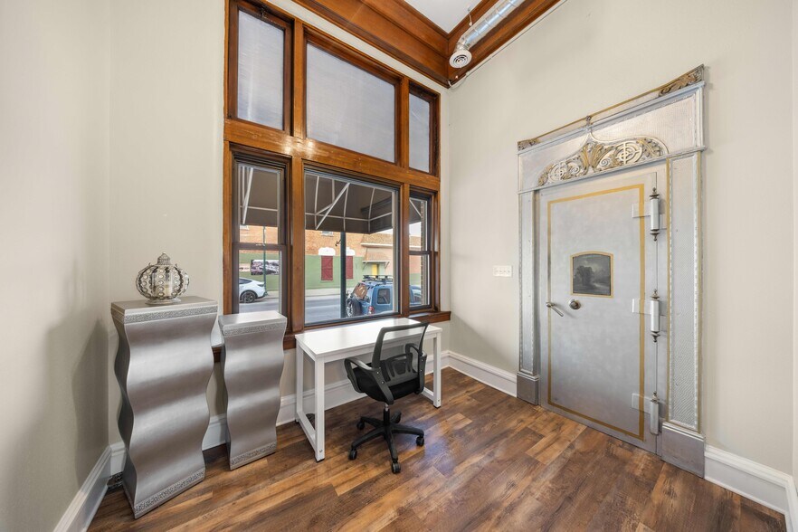 More Photos Of 101 E Jefferson St, Winterset Office For Sale