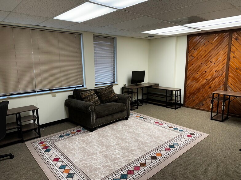 More Photos Of 4228 S Hocker Dr, Independence Office For Sale