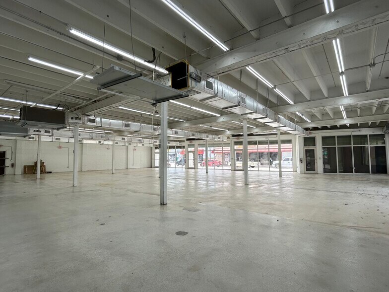 More Photos Of 2074-2090 NW 21st St, Miami Warehouse For Lease