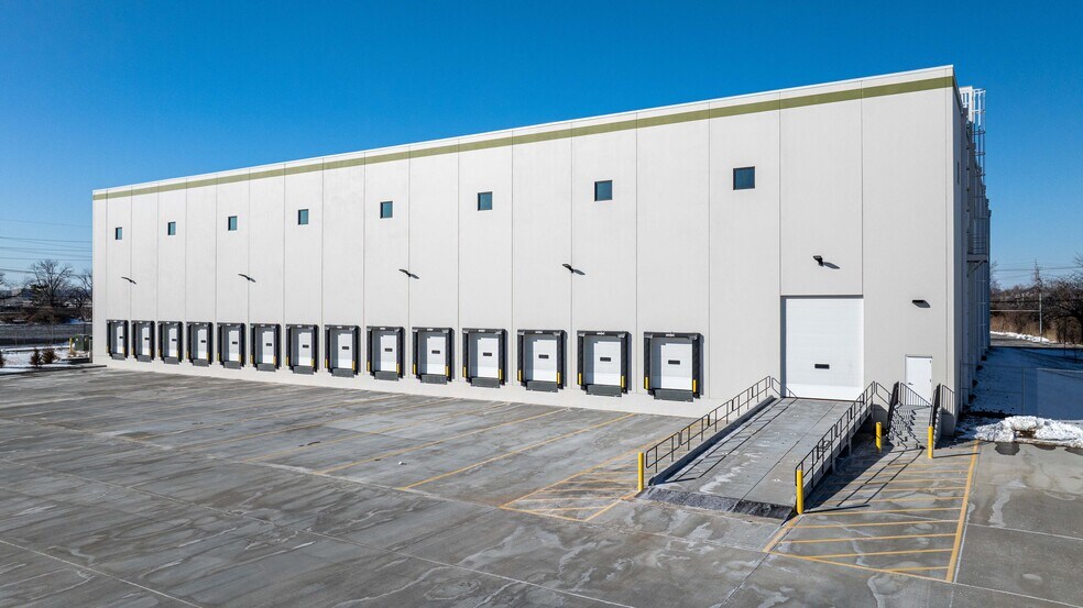 More Photos Of 245 Paterson Plank Rd, Carlstadt Distribution For Lease