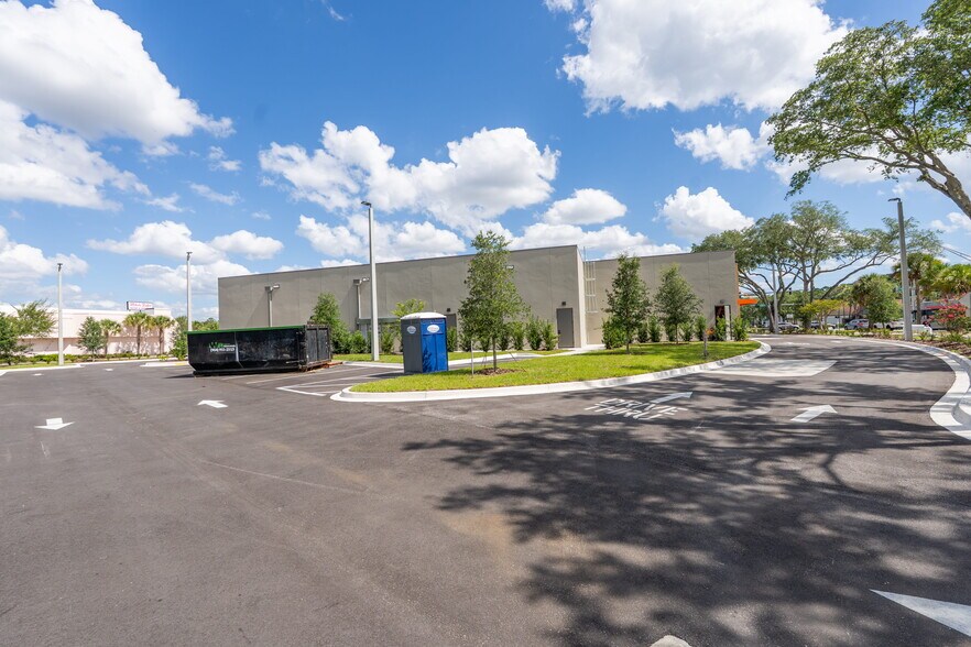 More Photos Of 8730 Baymeadows Rd, Jacksonville Storefront For Lease