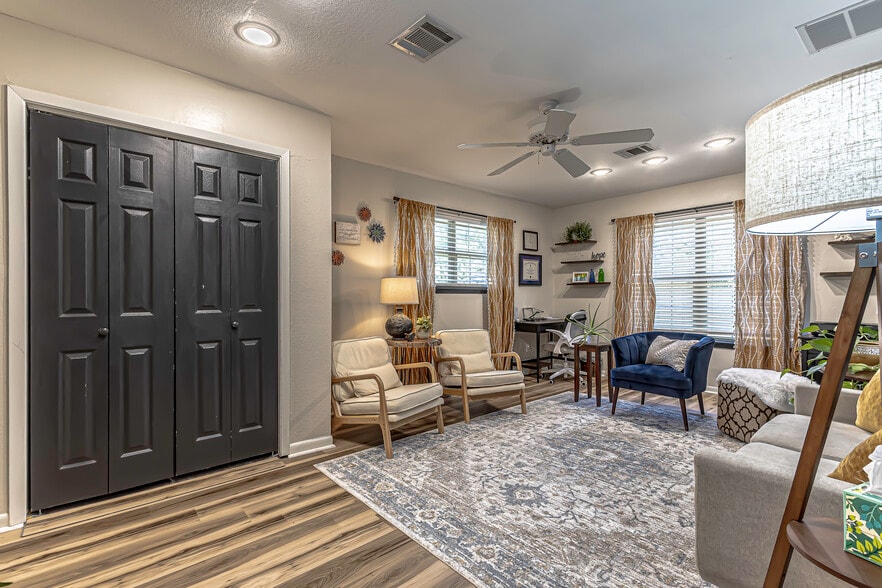 More Photos Of 4209 W waco Dr, Waco Office For Lease