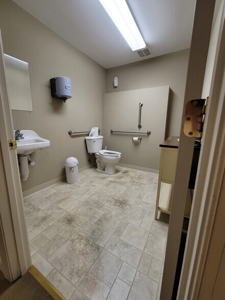 More Photos Of 626 N Grant St, Waynesboro Bank For Lease