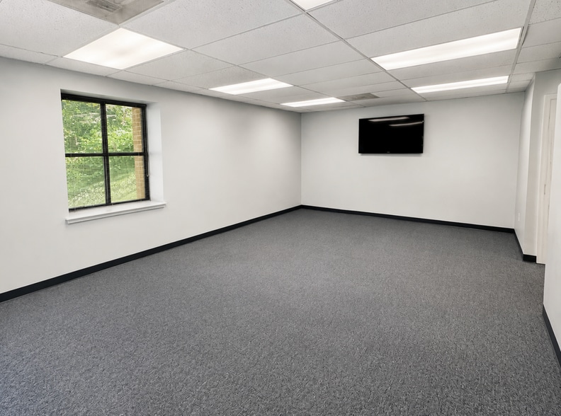 More Photos Of 1342-1360 Old Bridge Rd, Woodbridge Medical For Lease