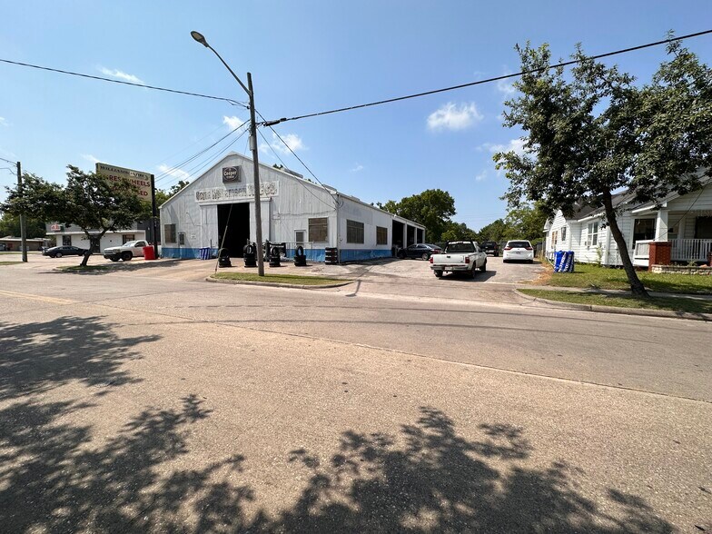 More Photos Of 4610 Canal St, Houston Showroom For Sale