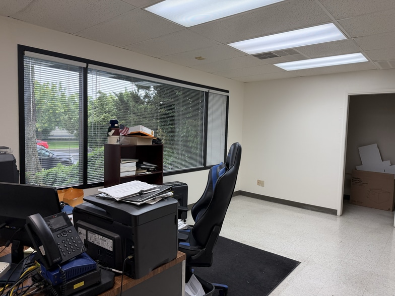 More Photos Of 536 Hi Tech Pky, Oakdale Warehouse For Lease