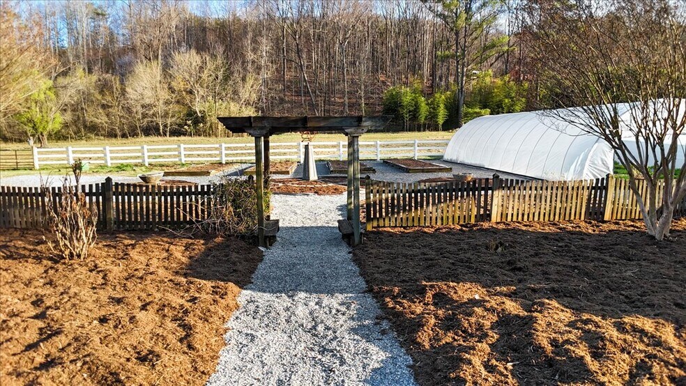 More Photos Of 1356 Coopers Cove Rd, Hardy Specialty For Sale