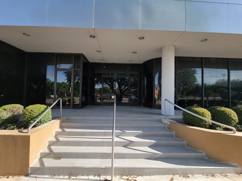 More Photos Of 1200 E Copeland Rd, Arlington Office For Lease