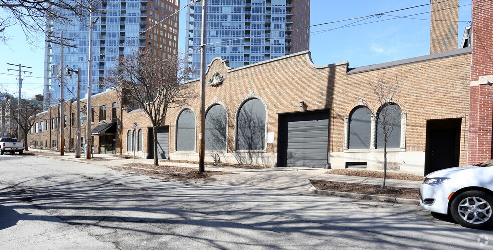 More Photos Of 2025 N Summit Ave, Milwaukee Office For Lease