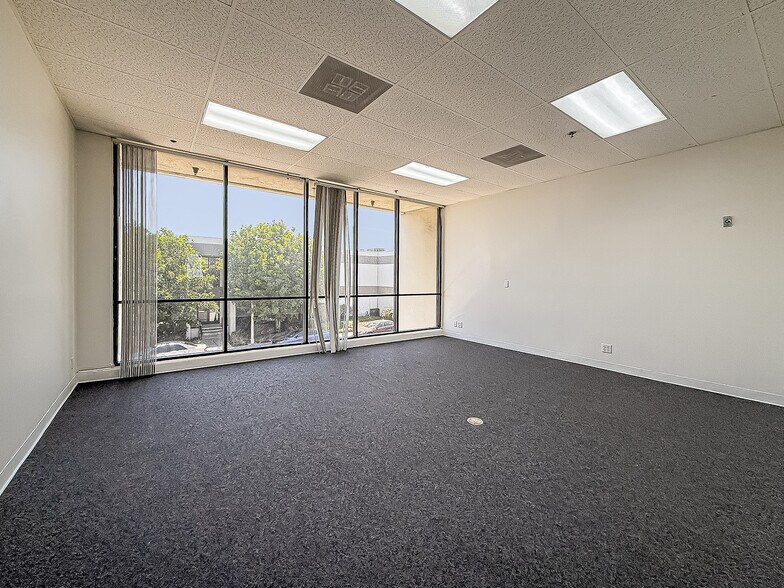 More Photos Of 9420 Chivers Ave, Sun Valley Warehouse For Lease