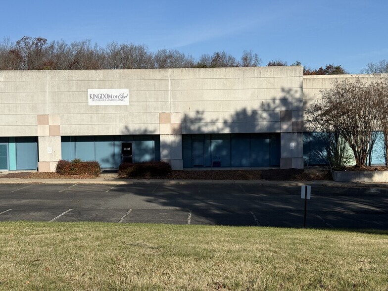 More Photos Of 10318-10332 Battleview Pky, Manassas Flex For Lease