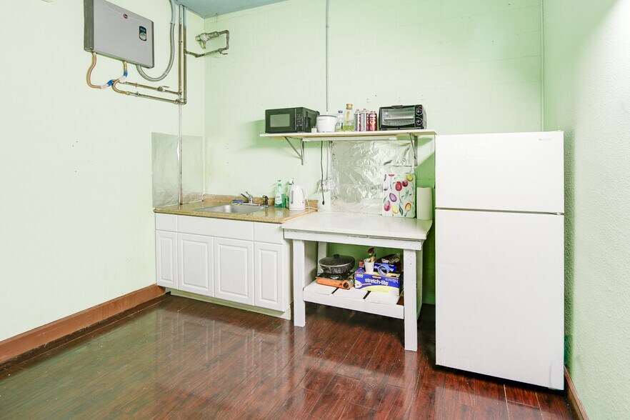 More Photos Of 19636-19648 Sherman Way, Reseda Storefront For Lease