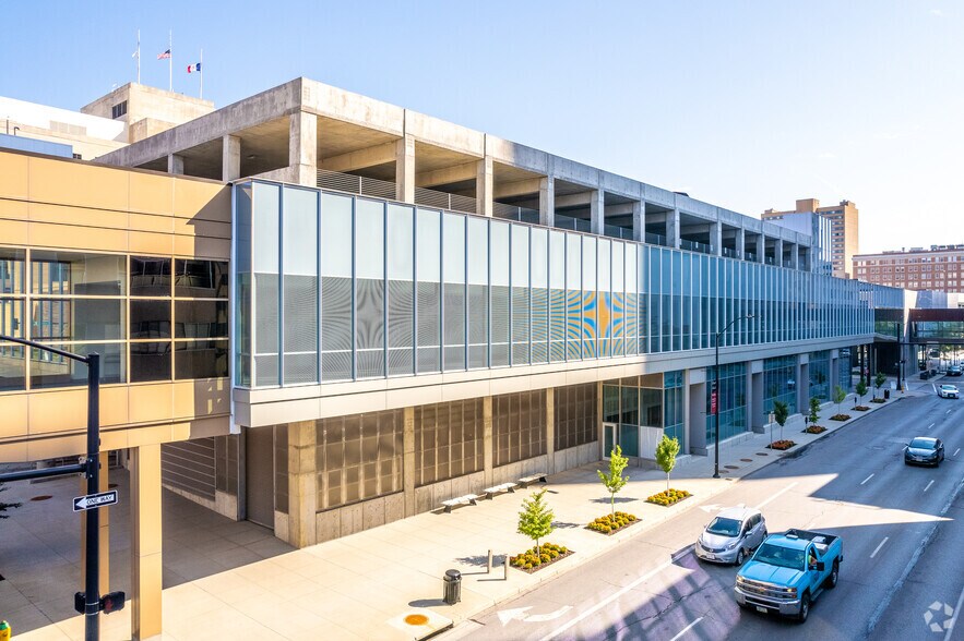 More Photos Of 701 Grand Ave, Des Moines General Retail For Lease