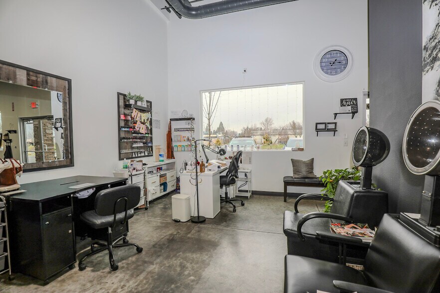 More Photos Of 135 NE Mill St, Grants Pass Storefront For Sale