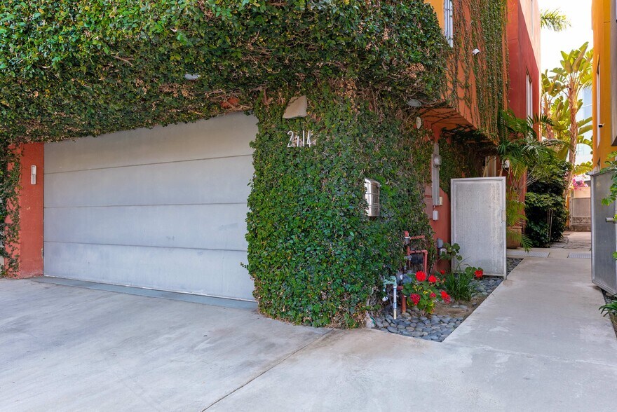 More Photos Of 2114 Narcissus Ct, Venice Office For Lease