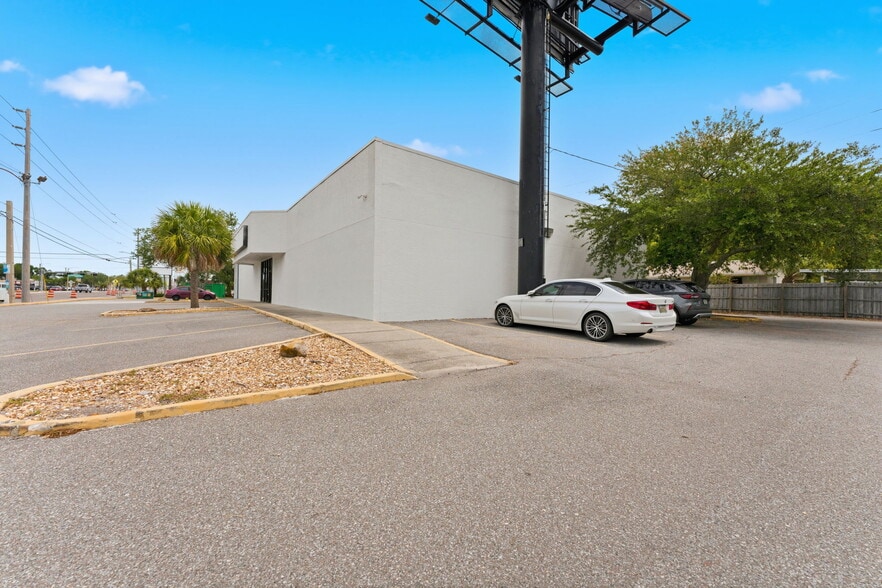 More Photos Of 4801 66th St N, Kenneth City General Retail For Sale