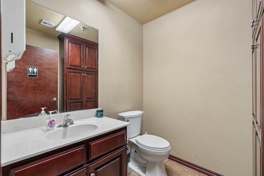 More Photos Of 2933 S Bryant Ave, Edmond Office For Sale