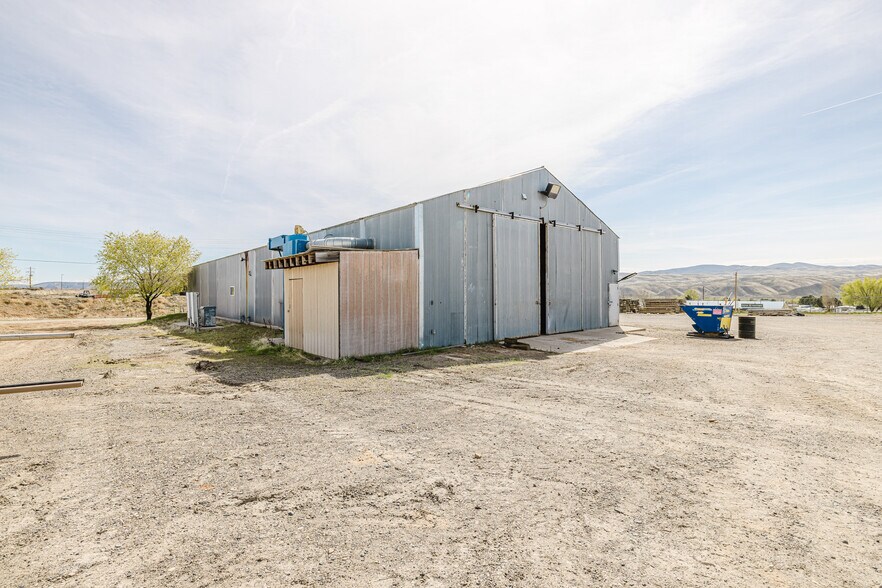 More Photos Of 824 Poplar St, Carlin Industrial For Sale