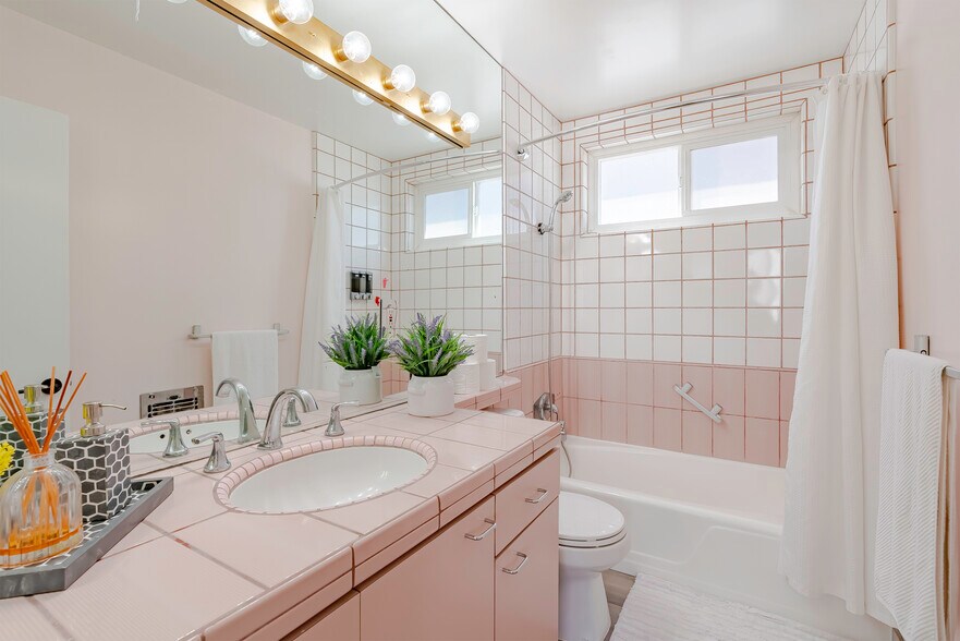 More Photos Of 2011 Ocean Front Walk, Venice Restaurant For Sale