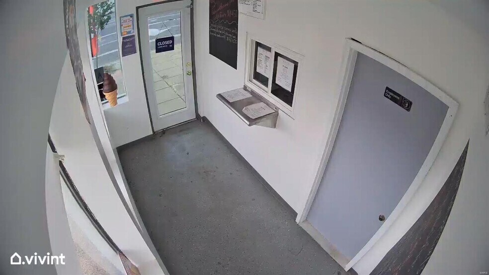 More Photos Of 7950 N Broadway, Saint Louis General Retail For Lease