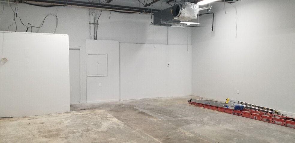 More Photos Of 700 Ritchie Rd, Capitol Heights Light Manufacturing For Lease