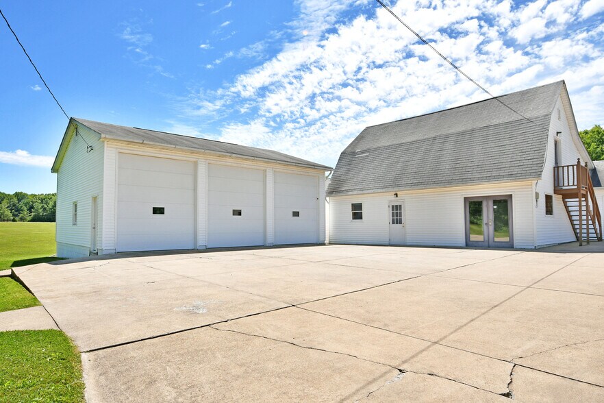 More Photos Of 4085 Herner County Line Rd, Southington Showroom For Sale