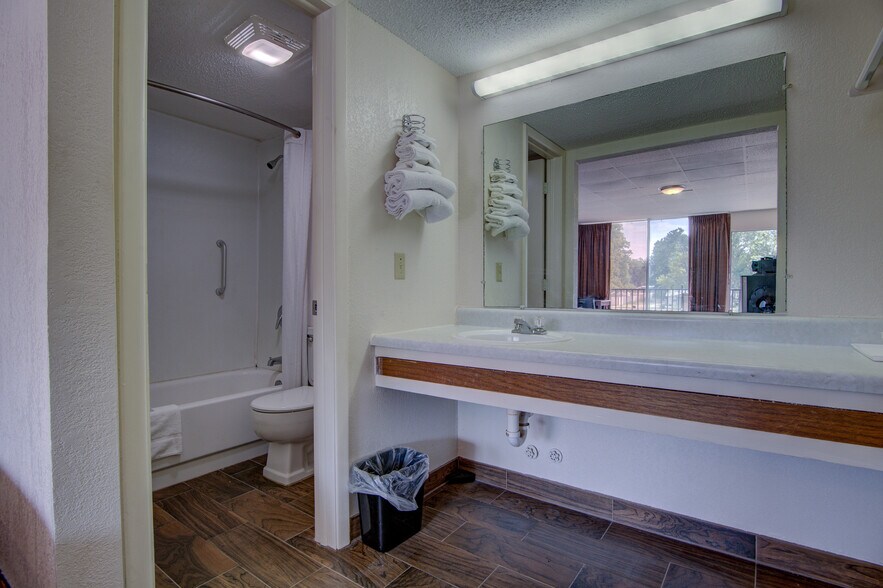 More Photos Of 100 W Wilson St, Valliant Hotel For Sale