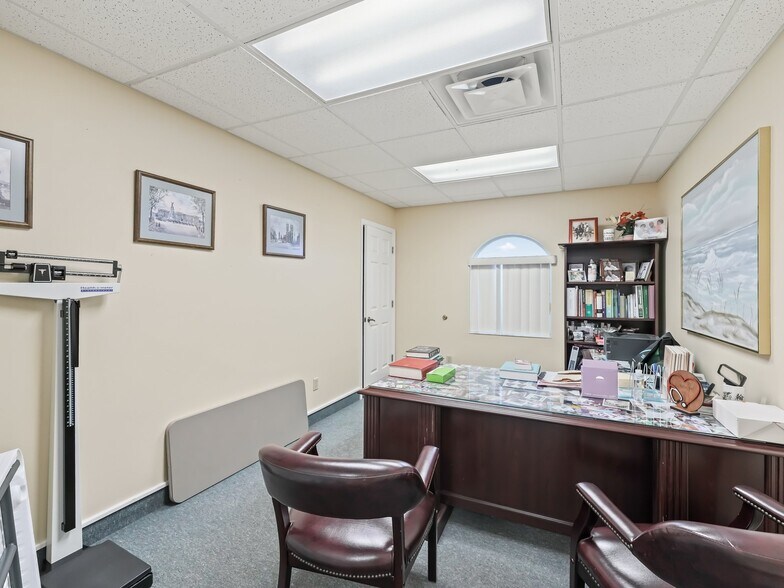 More Photos Of 1414 E Main St, Leesburg Medical For Sale