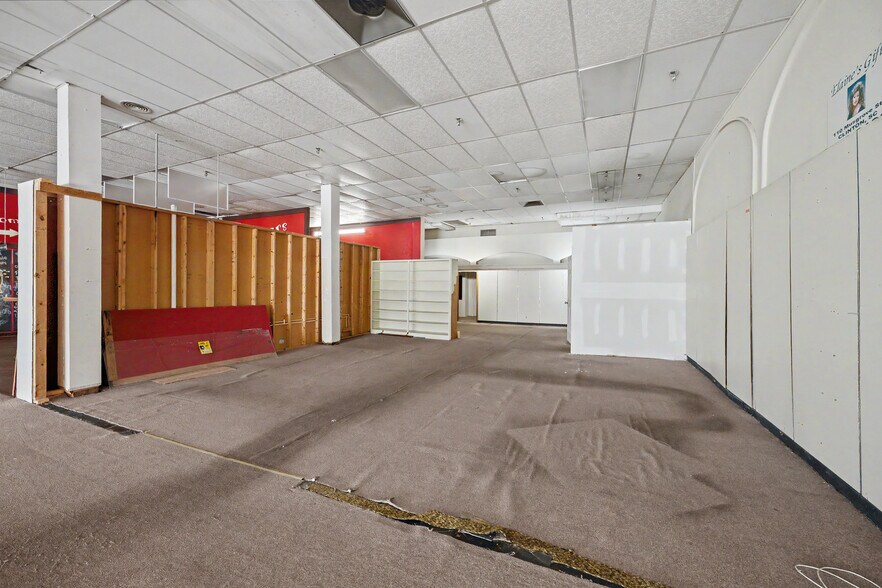 More Photos Of 106 Musgrove St, Clinton Storefront Retail Office For Sale