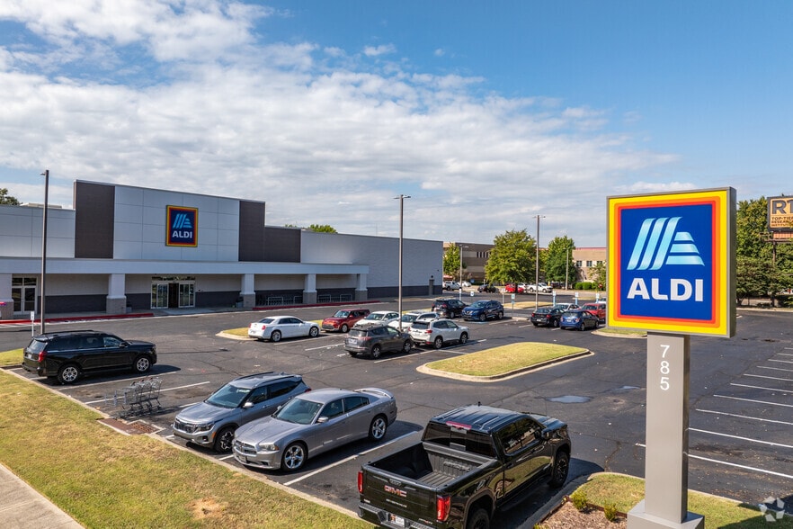 More Photos Of 785 Union Ave, Memphis Freestanding For Lease