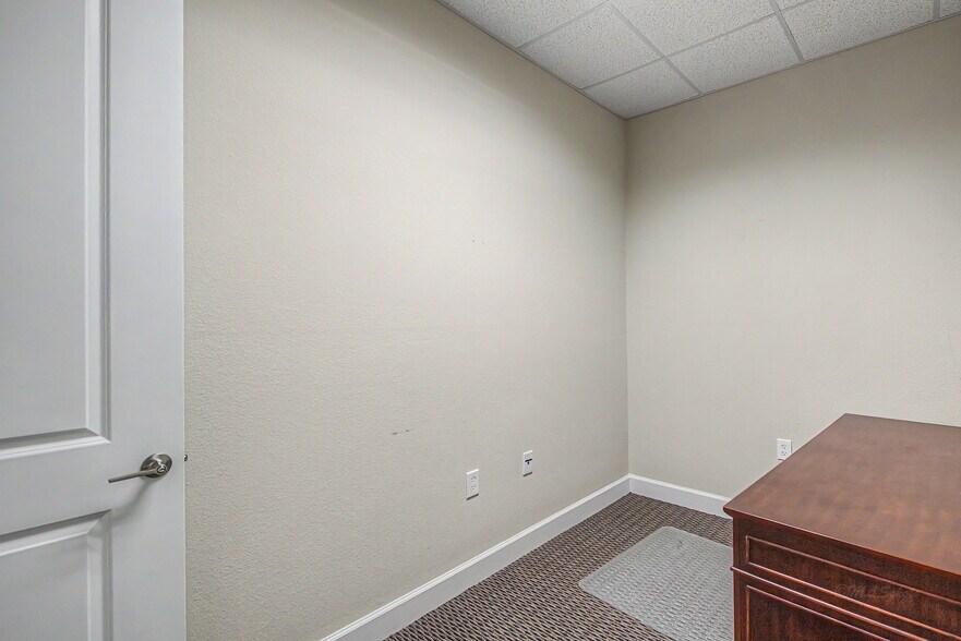 More Photos Of 633 E Fernhurst Dr, Katy Medical For Sale
