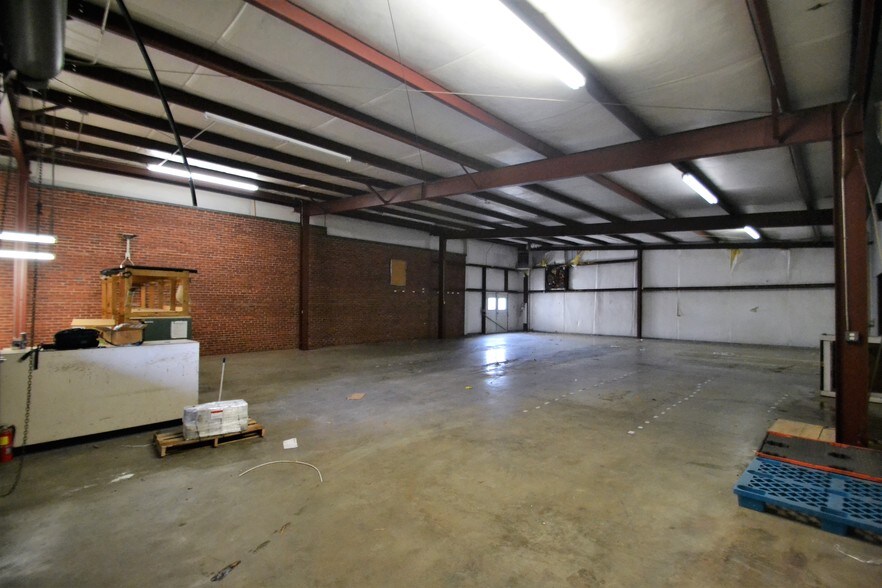 More Photos Of 4702-4718 Hamilton Rd, Columbus Showroom For Lease