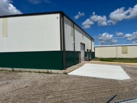 More Photos Of 1535 NW 36th St, Newton Distribution For Lease