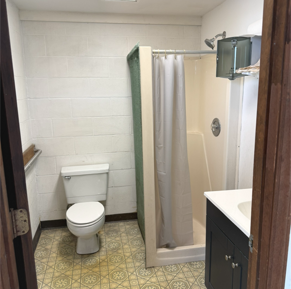 More Photos Of 1027 S Kerr Ave, Wilmington Showroom For Lease