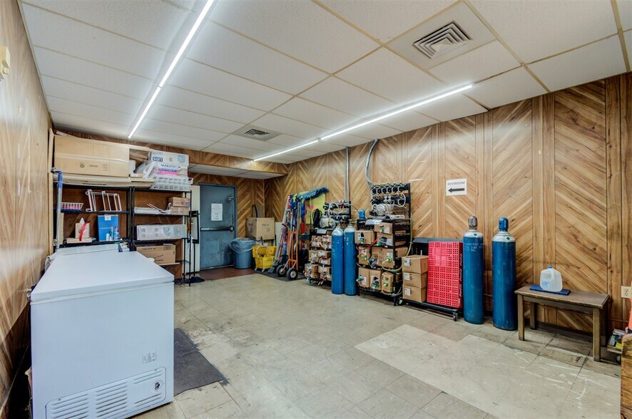 More Photos Of 1705 SW Frank Phillips Blvd, Bartlesville Service Station For Sale