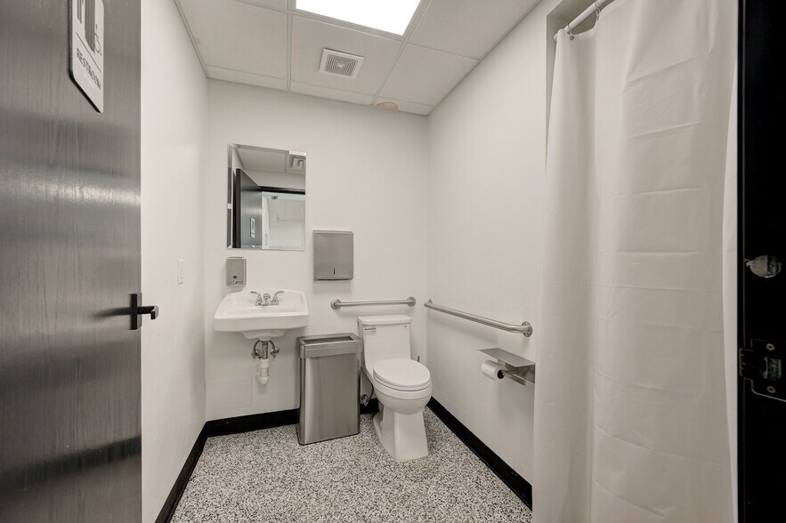 More Photos Of 501 E Britton Rd, Oklahoma City Auto Dealership For Lease