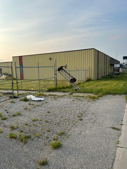 More Photos Of 510 First St, London Warehouse For Lease