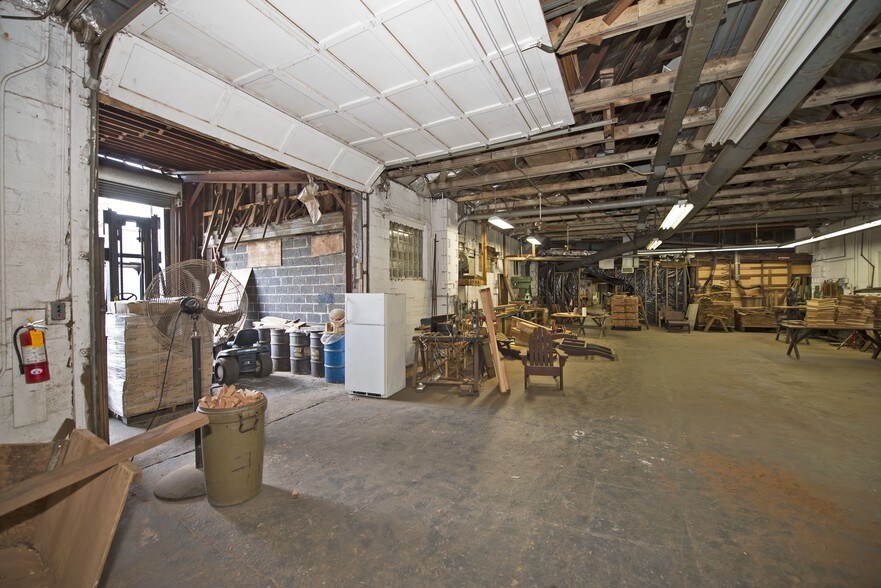 More Photos Of 2 Rossmore Ave, Central Islip Warehouse For Lease