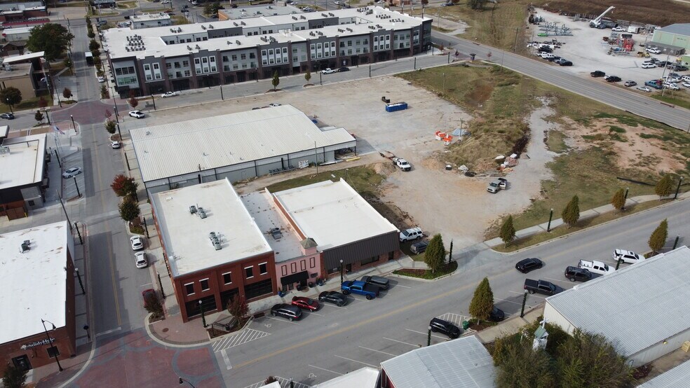 More Photos Of 200 N Armstrong St, Bixby Storefront For Lease