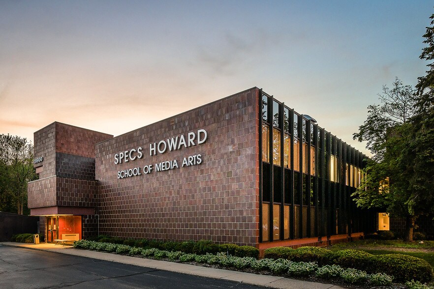 More Photos Of 19900 W 9 Mile Rd, Southfield Office For Sale