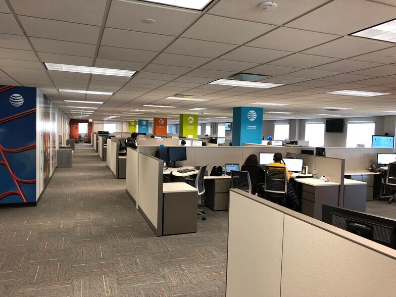 More Photos Of 2401 W Grace St, Chicago Office For Lease