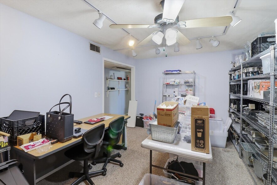 More Photos Of 823 NE 5th St, Crystal River Office For Sale