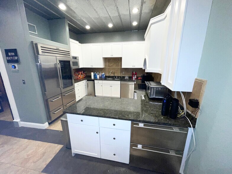 More Photos Of 1155 NE Cleveland St, Clearwater Office Residential For Lease