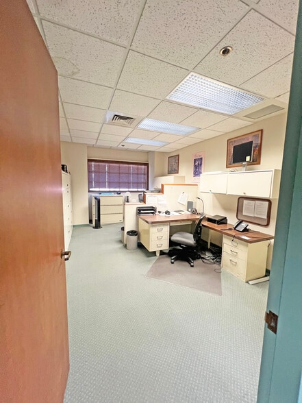 More Photos Of 1525 State St, Santa Barbara Office For Sale