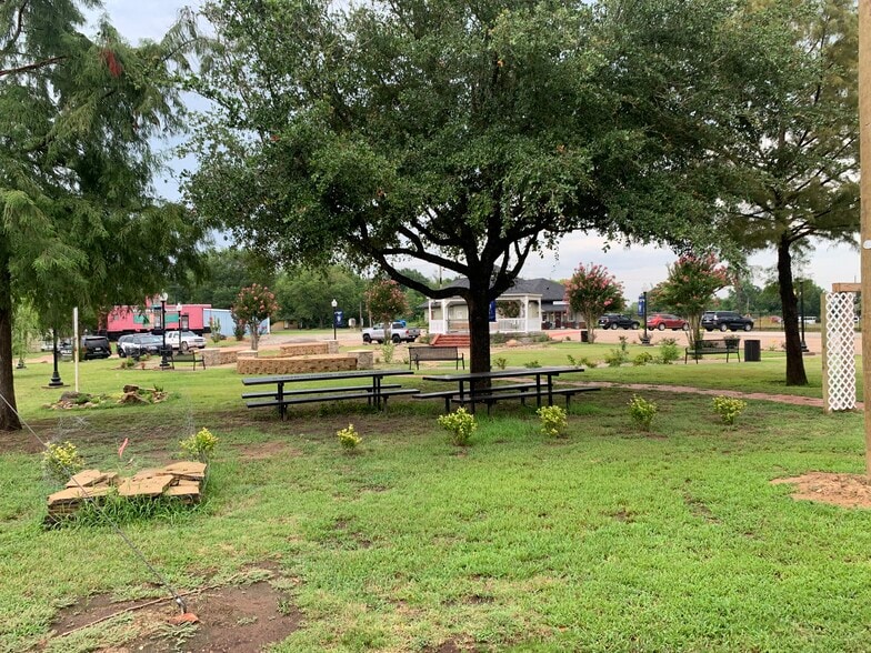 More Photos Of 106 N Main St, Grand Saline Storefront For Sale