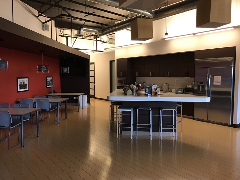 More Photos Of 12925 Riverside Dr, Sherman Oaks Office For Lease