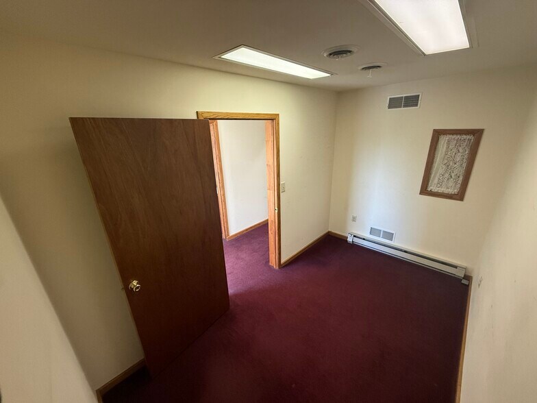 More Photos Of 550 N Mountain Rd, Harrisburg Freestanding For Lease