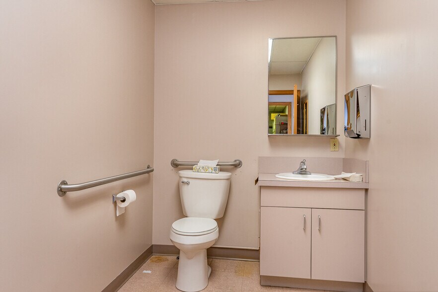 More Photos Of 3588 Center Ave, Essexville Medical For Sale