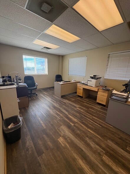 More Photos Of 4106-4112 S Commerce Dr, Murray Light Manufacturing For Lease