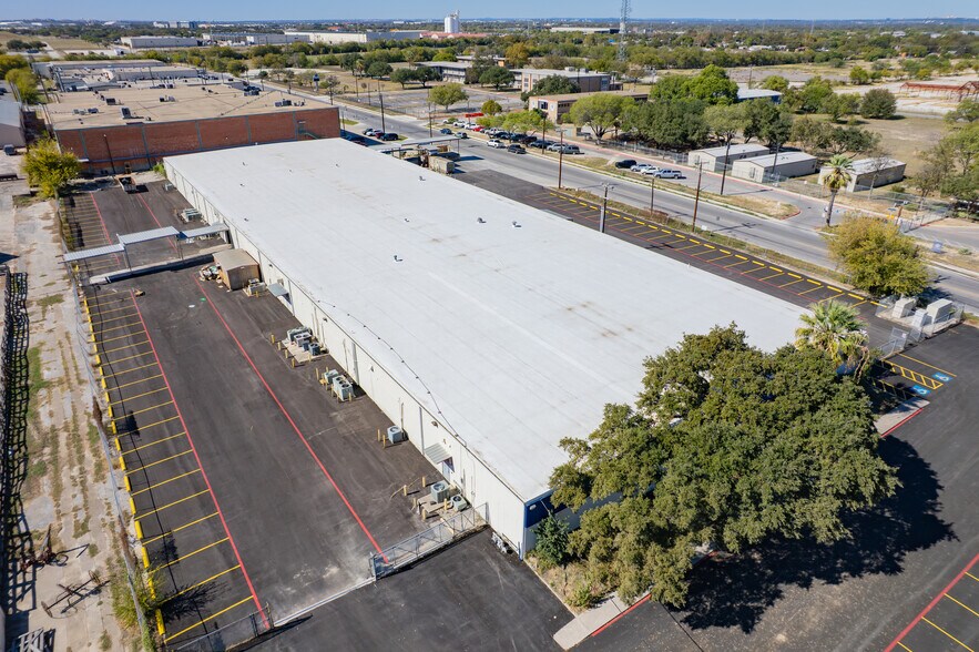 More Photos Of 5101 S Zarzamora St, San Antonio Manufacturing For Sale